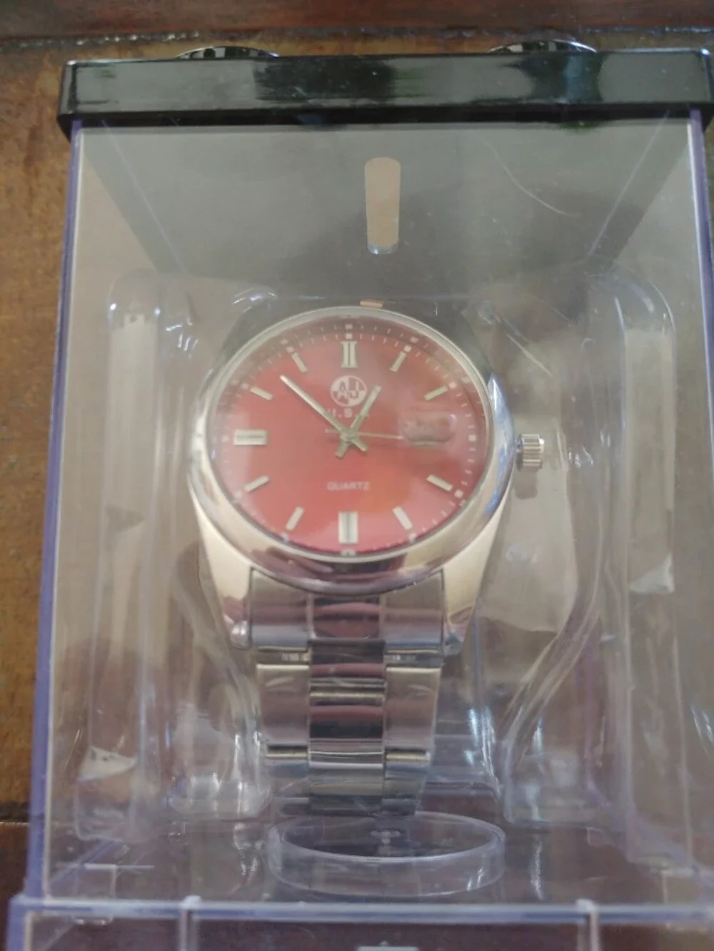Men’s Quartz Watch with Red Dial and Stainless Bracelet